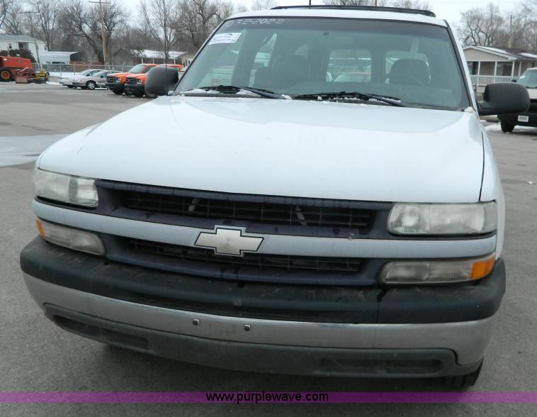 image for item G7711 2002 Chevrolet Suburban C1500 SUV