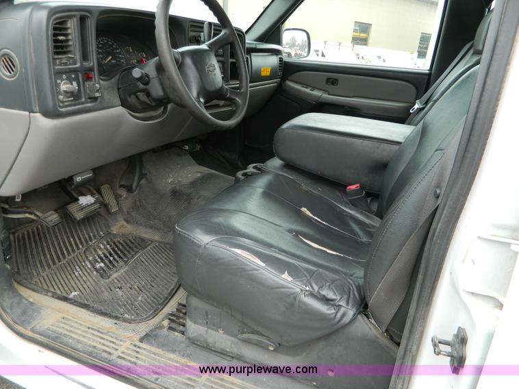 image for item G7711 2002 Chevrolet Suburban C1500 SUV