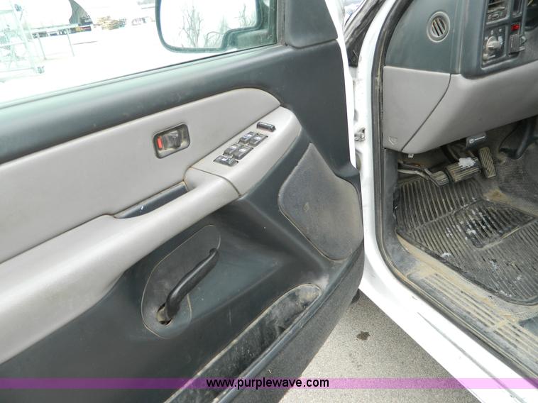 image for item G7711 2002 Chevrolet Suburban C1500 SUV