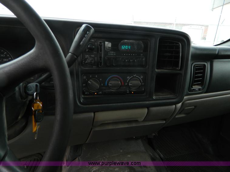 image for item G7711 2002 Chevrolet Suburban C1500 SUV