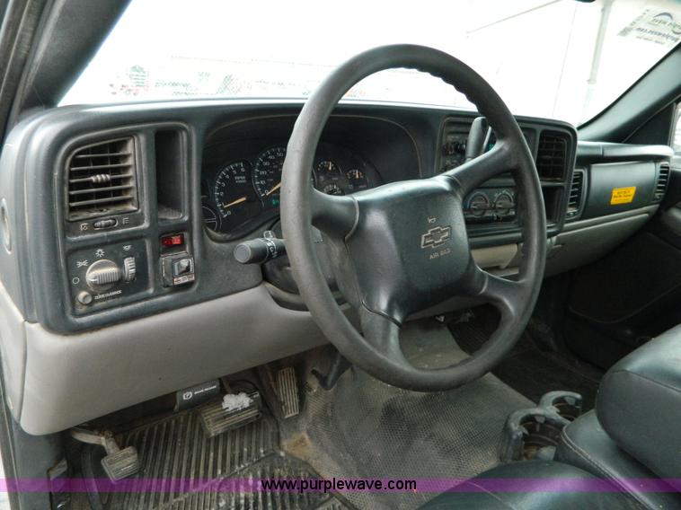 image for item G7711 2002 Chevrolet Suburban C1500 SUV