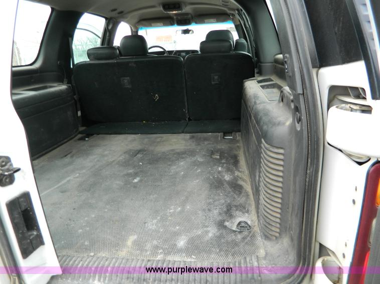 image for item G7711 2002 Chevrolet Suburban C1500 SUV