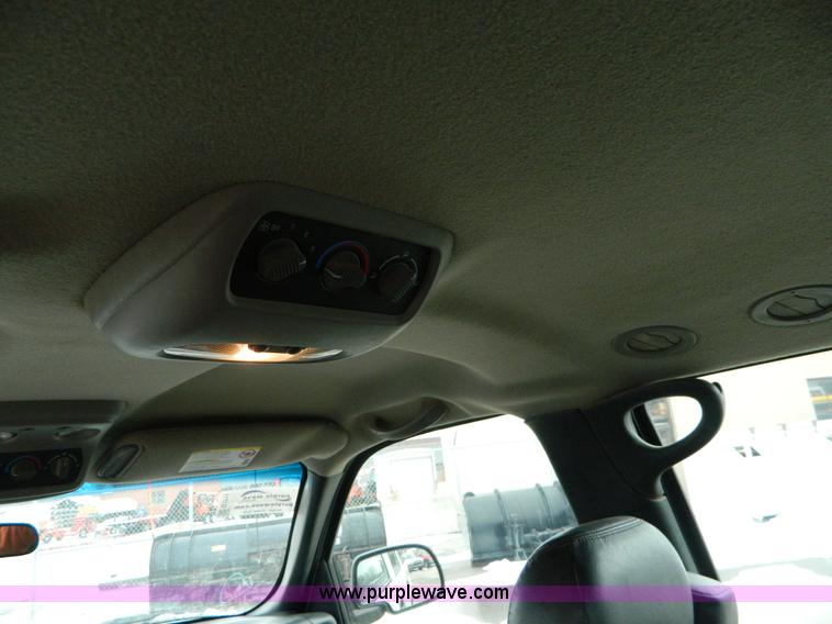 image for item G7711 2002 Chevrolet Suburban C1500 SUV