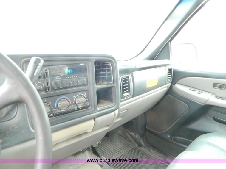 image for item G7711 2002 Chevrolet Suburban C1500 SUV