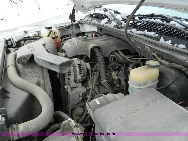 image for item G7711 2002 Chevrolet Suburban C1500 SUV