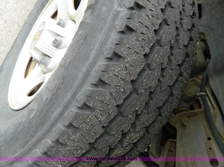 image for item G7711 2002 Chevrolet Suburban C1500 SUV