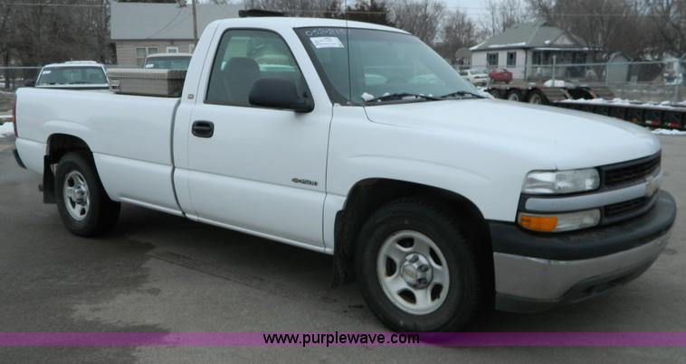 image for item G7712 2002 Chevrolet Silverado 1500 pickup truck