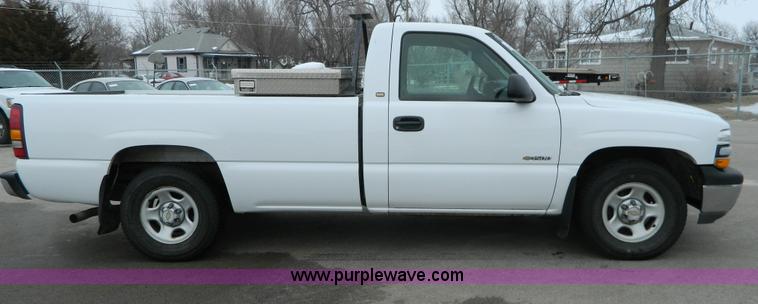 image for item G7712 2002 Chevrolet Silverado 1500 pickup truck