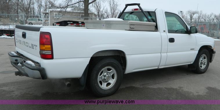 image for item G7712 2002 Chevrolet Silverado 1500 pickup truck