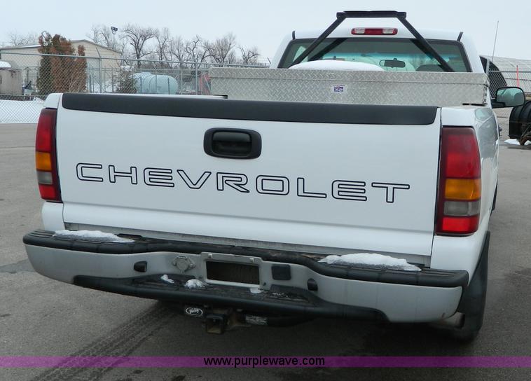 image for item G7712 2002 Chevrolet Silverado 1500 pickup truck