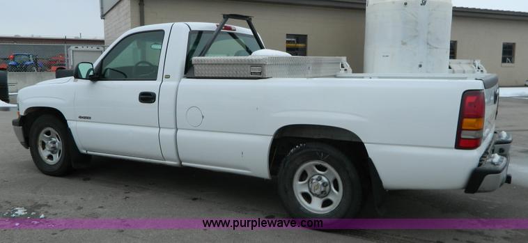 image for item G7712 2002 Chevrolet Silverado 1500 pickup truck