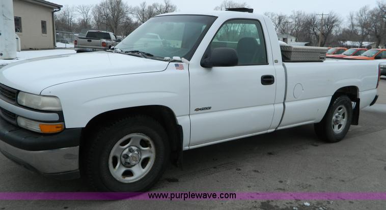 image for item G7712 2002 Chevrolet Silverado 1500 pickup truck