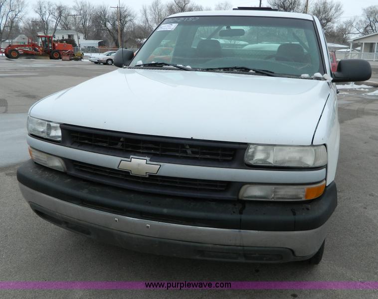 image for item G7712 2002 Chevrolet Silverado 1500 pickup truck