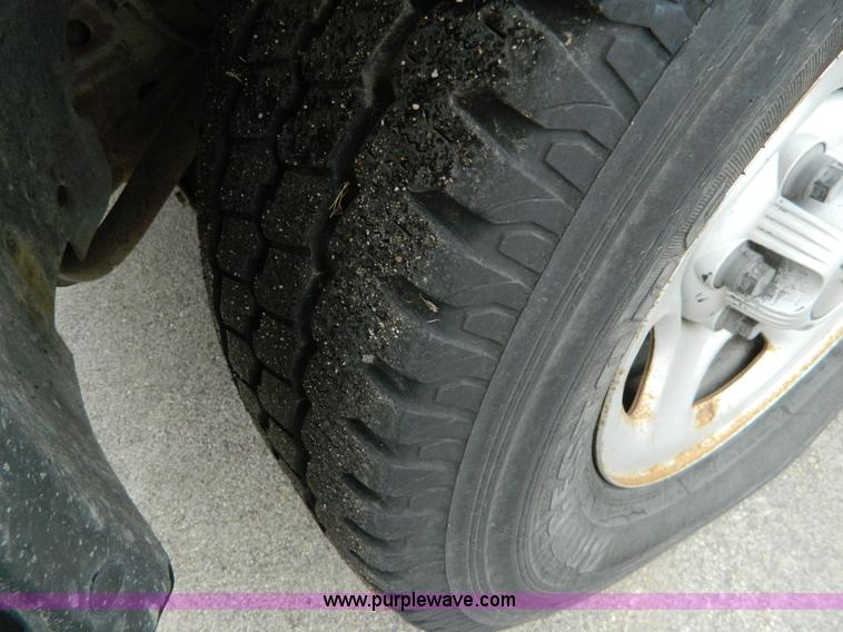 image for item G7712 2002 Chevrolet Silverado 1500 pickup truck