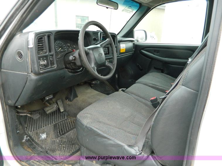 image for item G7712 2002 Chevrolet Silverado 1500 pickup truck