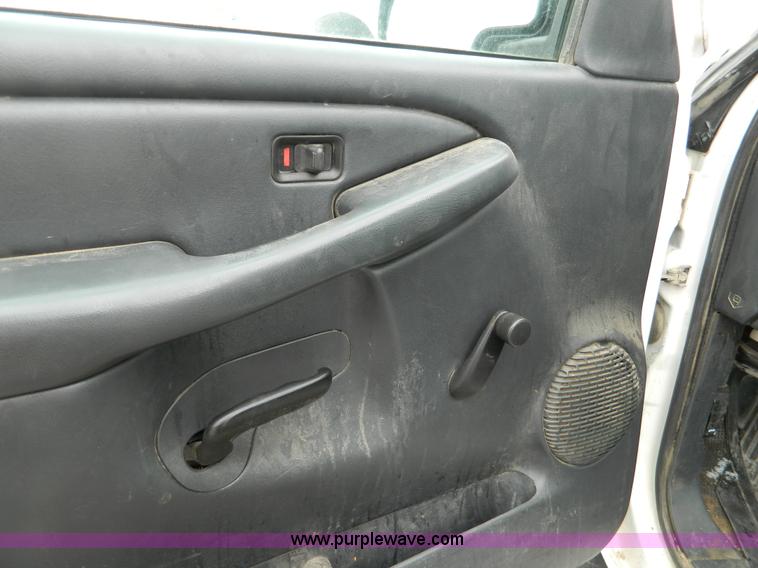 image for item G7712 2002 Chevrolet Silverado 1500 pickup truck