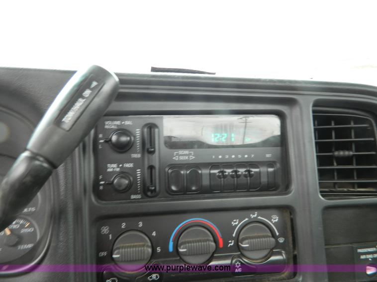 image for item G7712 2002 Chevrolet Silverado 1500 pickup truck