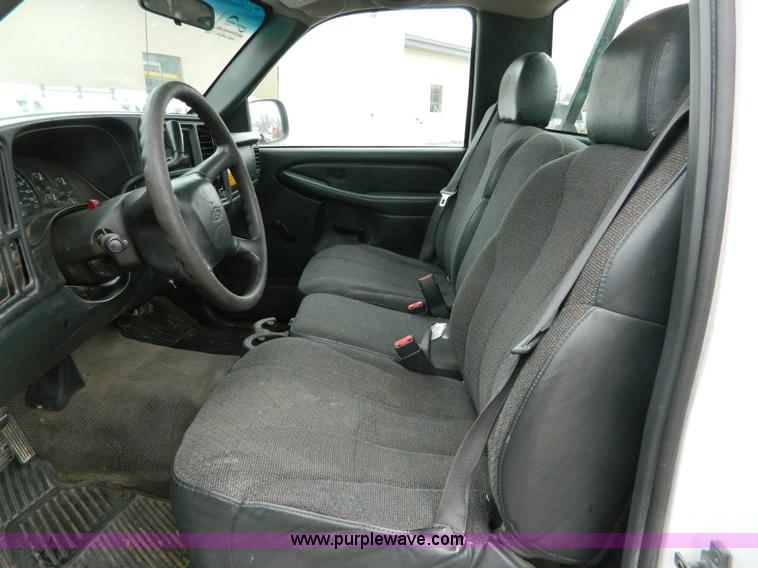 image for item G7712 2002 Chevrolet Silverado 1500 pickup truck