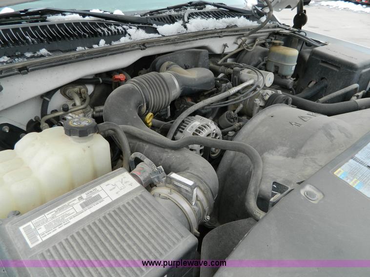 image for item G7712 2002 Chevrolet Silverado 1500 pickup truck