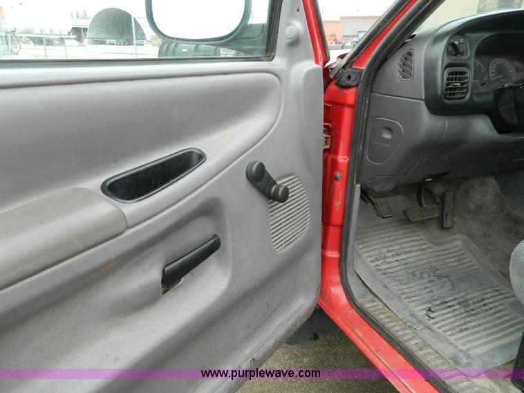 image for item G7713 2001 Dodge Ram 1500 pickup truck