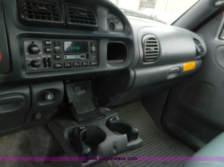 image for item G7713 2001 Dodge Ram 1500 pickup truck