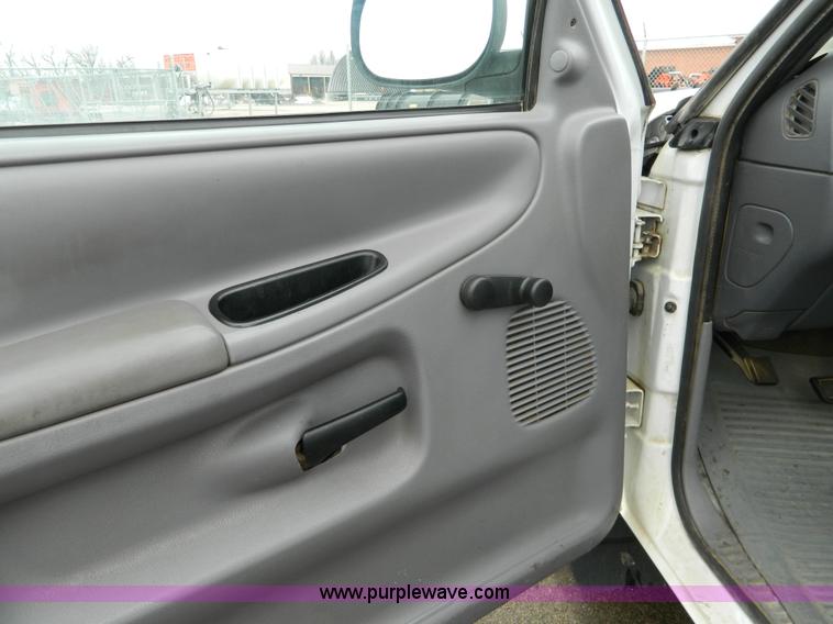 image for item G7714 2001 Dodge Ram 1500 pickup truck