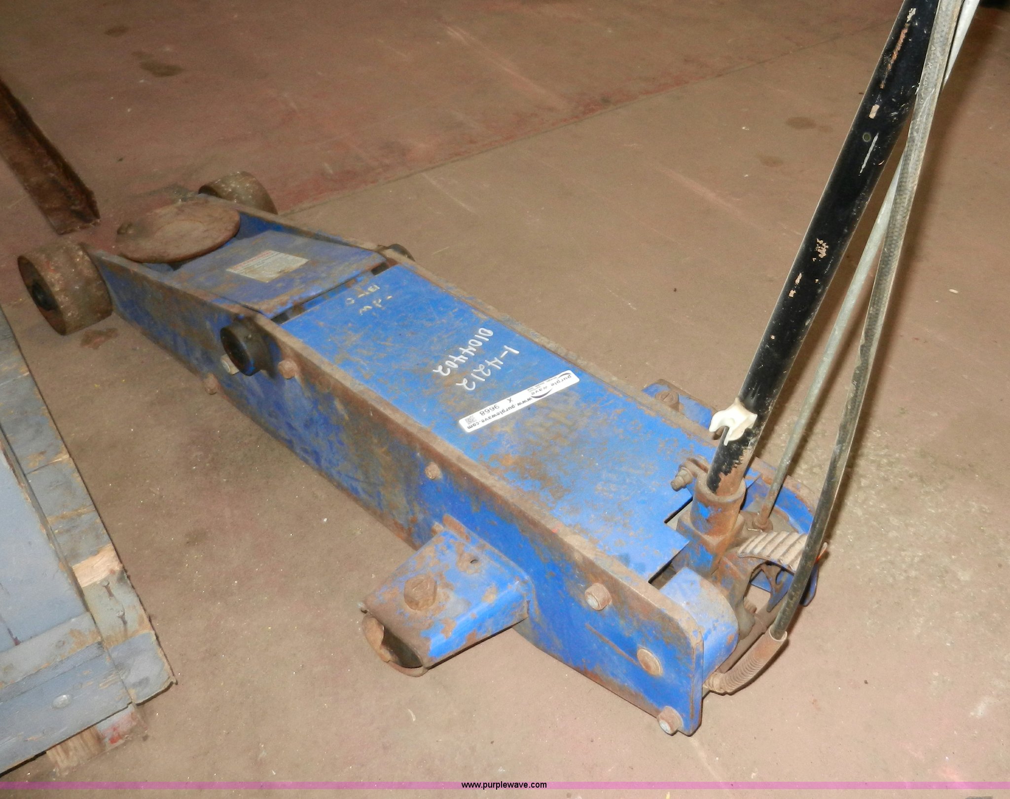 Westward 10 ton floor jack in Topeka, KS Item X9668 sold Purple Wave