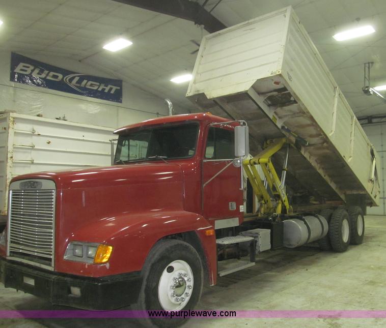 image for item B5404 1993 Freightliner FLD120 silage truck
