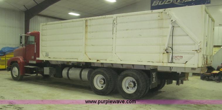image for item B5404 1993 Freightliner FLD120 silage truck
