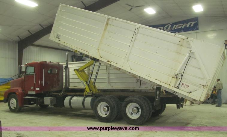 image for item B5404 1993 Freightliner FLD120 silage truck