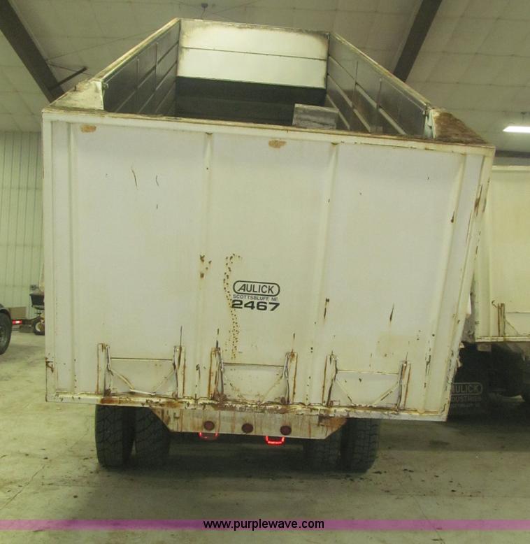 image for item B5404 1993 Freightliner FLD120 silage truck