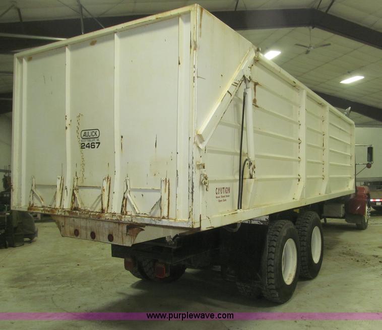 image for item B5404 1993 Freightliner FLD120 silage truck