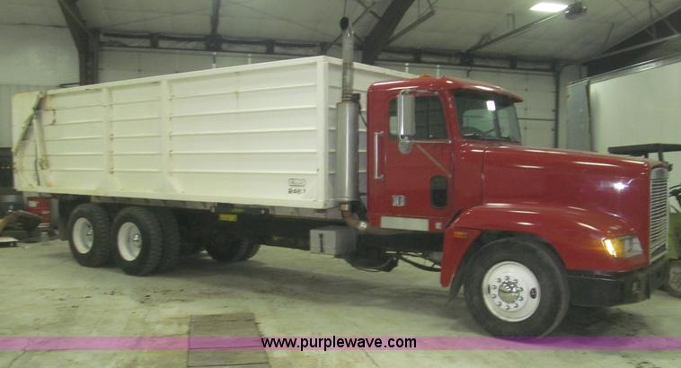 image for item B5404 1993 Freightliner FLD120 silage truck