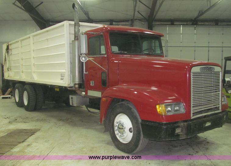 image for item B5404 1993 Freightliner FLD120 silage truck