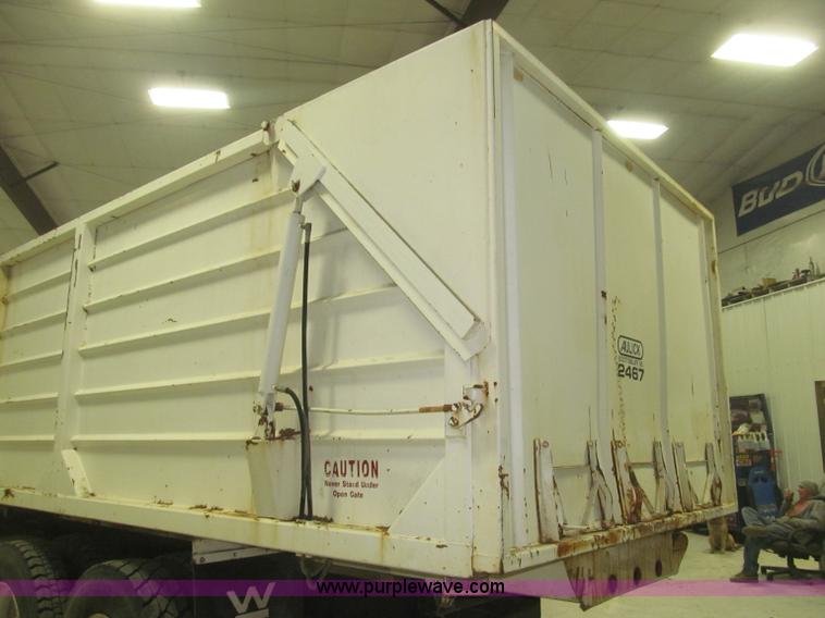 image for item B5404 1993 Freightliner FLD120 silage truck