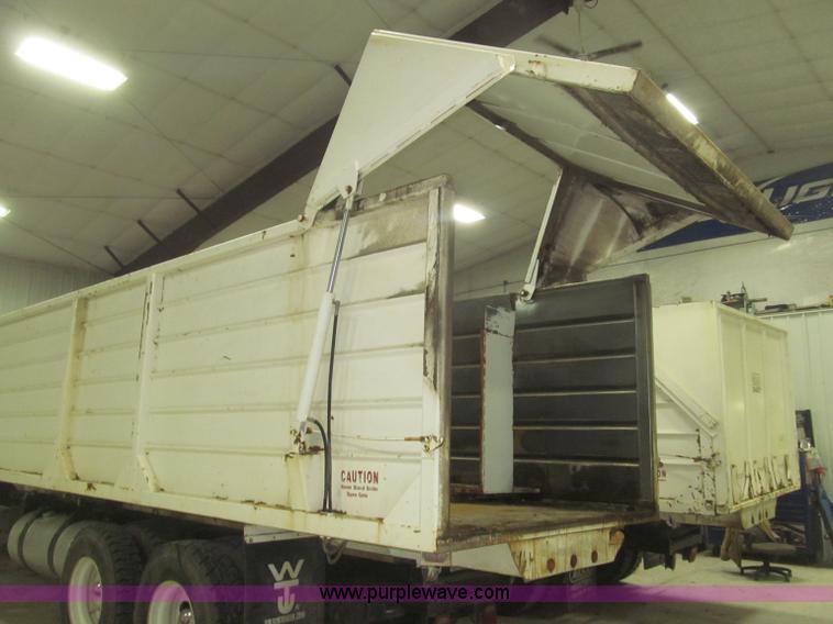 image for item B5404 1993 Freightliner FLD120 silage truck