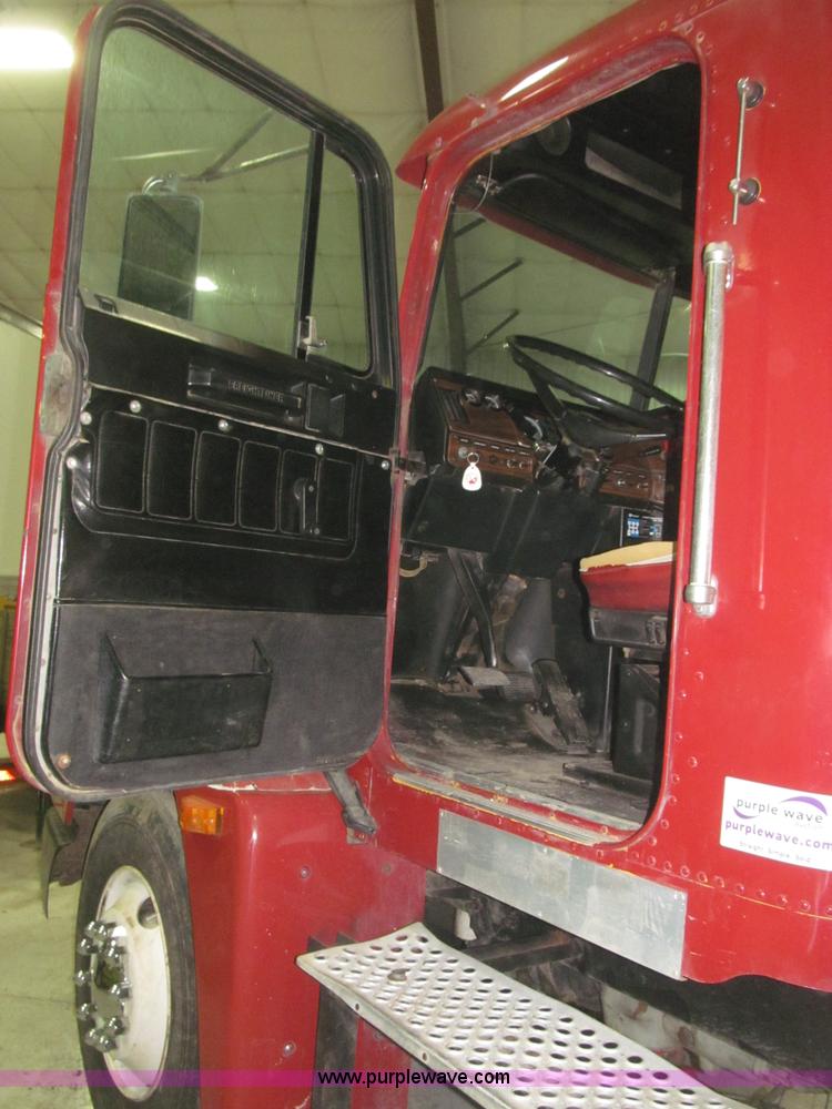 image for item B5404 1993 Freightliner FLD120 silage truck