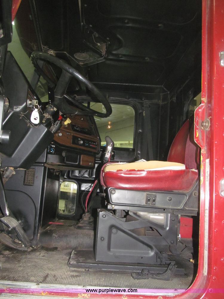 image for item B5404 1993 Freightliner FLD120 silage truck