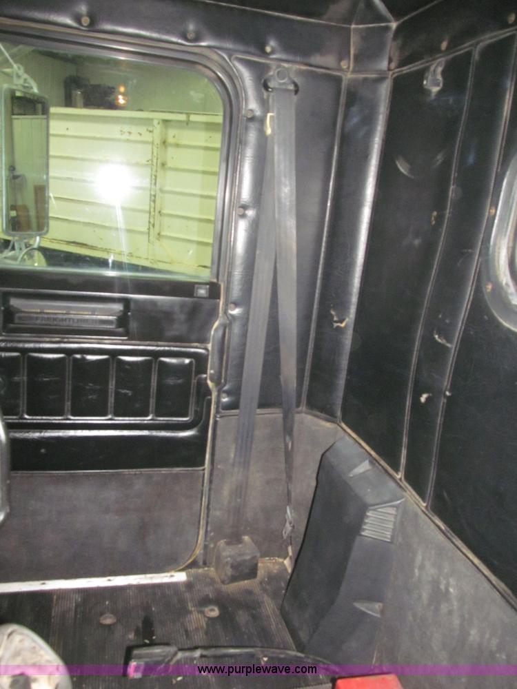 image for item B5404 1993 Freightliner FLD120 silage truck