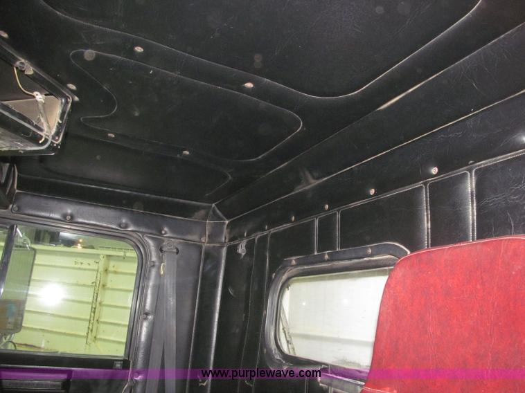 image for item B5404 1993 Freightliner FLD120 silage truck