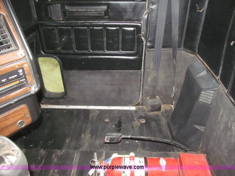 image for item B5404 1993 Freightliner FLD120 silage truck