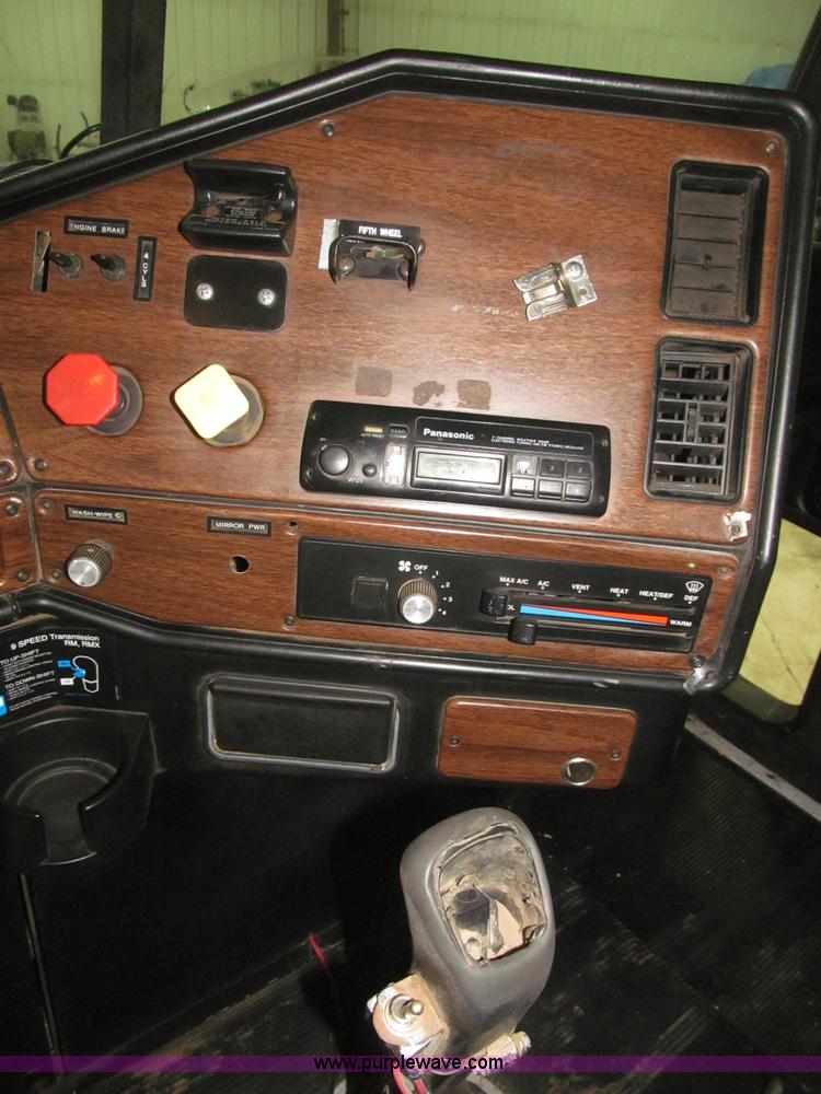 image for item B5404 1993 Freightliner FLD120 silage truck