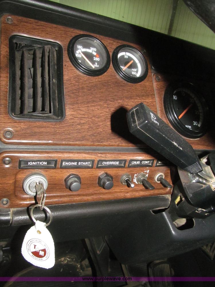 image for item B5404 1993 Freightliner FLD120 silage truck