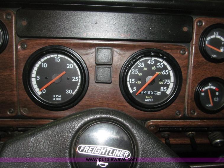 image for item B5404 1993 Freightliner FLD120 silage truck