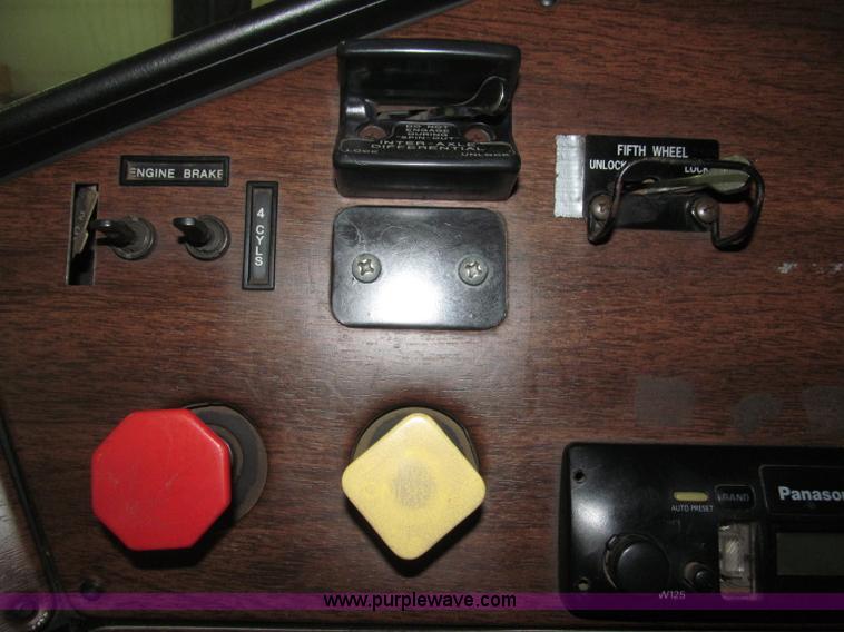 image for item B5404 1993 Freightliner FLD120 silage truck