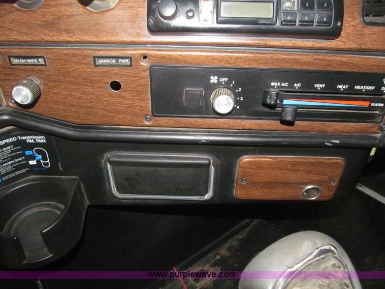 image for item B5404 1993 Freightliner FLD120 silage truck