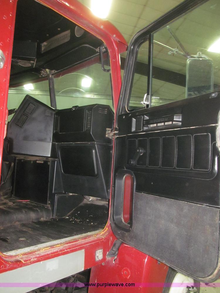 image for item B5404 1993 Freightliner FLD120 silage truck