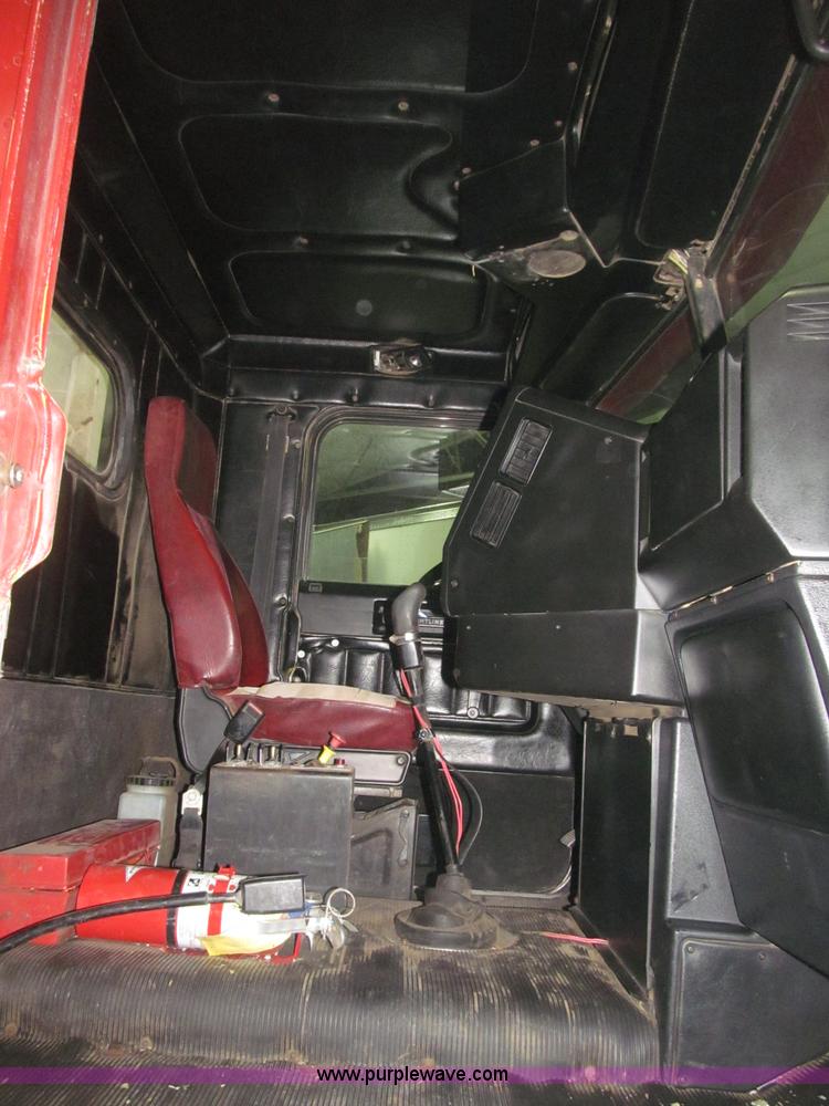 image for item B5404 1993 Freightliner FLD120 silage truck