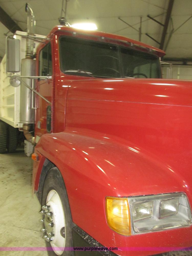image for item B5404 1993 Freightliner FLD120 silage truck