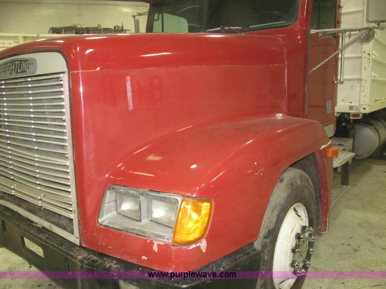 image for item B5404 1993 Freightliner FLD120 silage truck